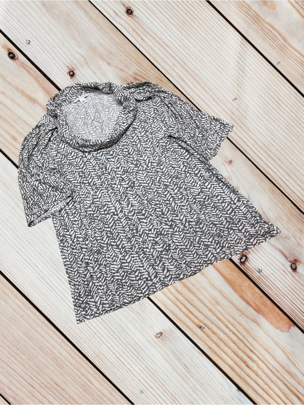 Banana Republic XL grey ivory printed cowl neck top